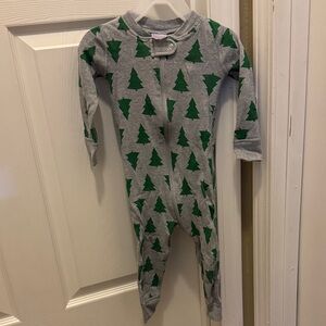 Hanna Andersson- Size 2T, Christmas Tree Print Kids One Piece Sleeper.